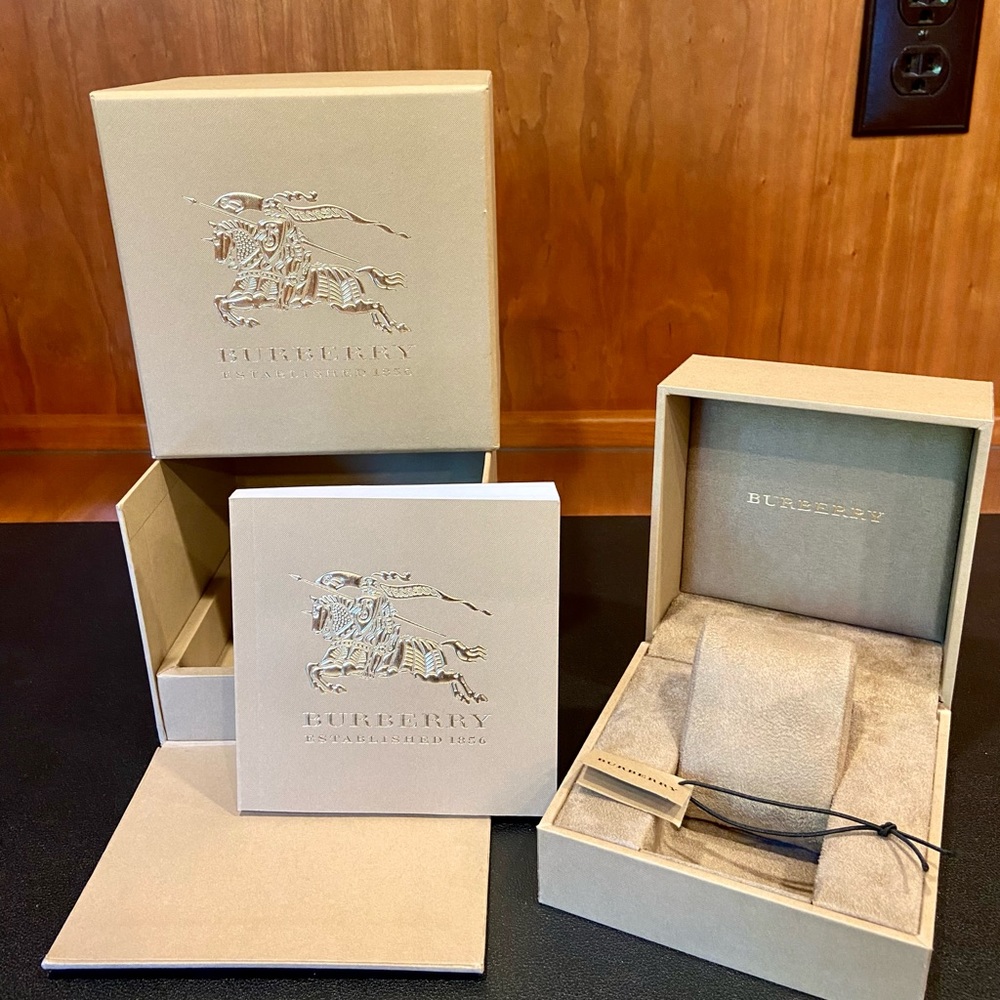 COPY - Burberry watch box with logo embossed